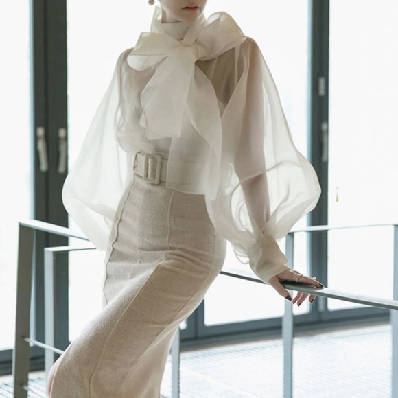 White Sheer Bow Top, Beautiful NEW - Picture 4 of 7